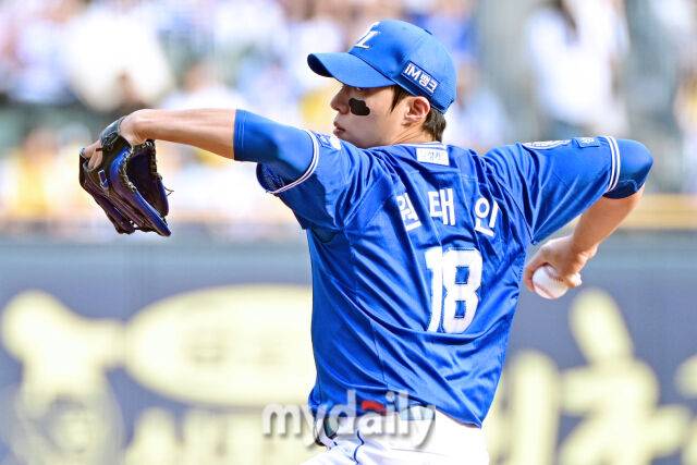 31일 서울 잠실야구장에서 열린 '2025 신한 SOL BANK KBO리그' 삼성 라이온즈와 LG 트윈스 경기. 삼성 선발 원태인이 힘차게 투구하고 있다./마이데일리