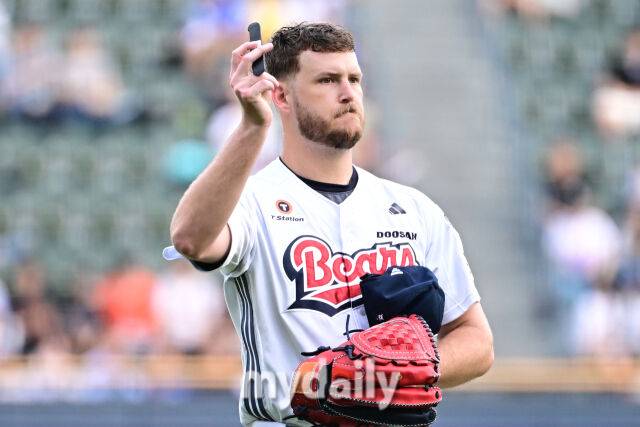 2일 서울 잠실야구장에서 열린 '2025 신한 SOL BANK KBO리그' 삼성 라이온즈와 두산 베어스 경기.두산 선발 콜어빈이 피치컴 교체를 요구하고 있다./잠실 = 한혁승 기자