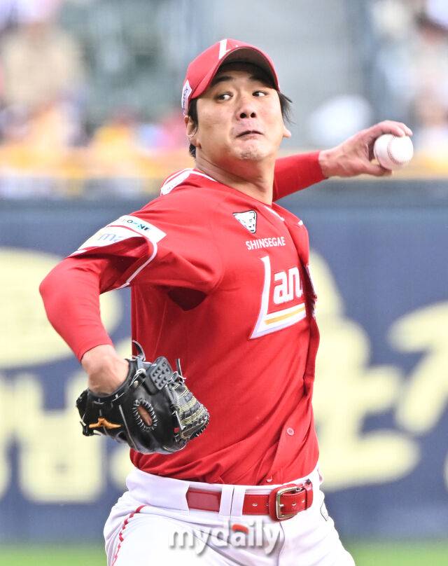 3일 오후 서울 잠실야구장에서 진행된 '2025 프로야구 KBO리그' LG트윈스와 SSG랜더스의 경기. SSG 김광현이 선발등판해 역투하고 있다./마이데일리