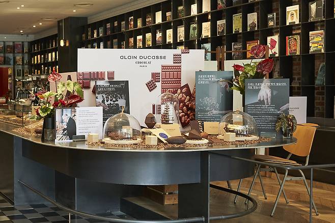 테라로사에 진열된  ‘알랭 뒤카스 쇼콜라 파리’ 제품 [테라로사 제공]