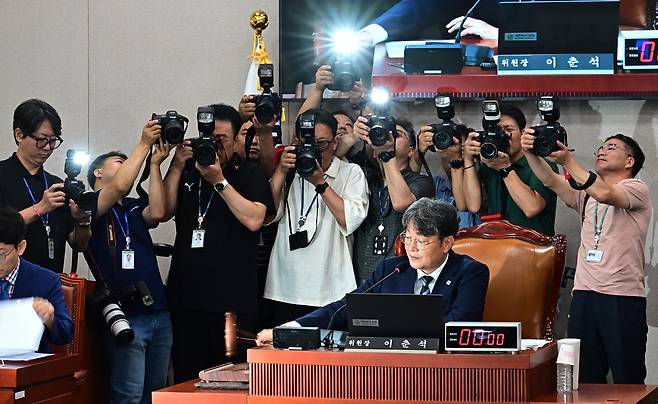 이춘석 국회 법제사법원회 위원장이 1일 서울 여의도 국회에서 열린 제426회국회(임시회) 제1차 전체회의에서 의사봉을 두드리고 있다. 이상섭 기자