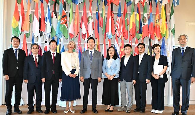 오세훈 서울시장과 서울시 대표단이 1일(현지시간) 국제반부패아카데미(IACA) 관계자와 기념 촬영하고 있다. [서울시 제공]