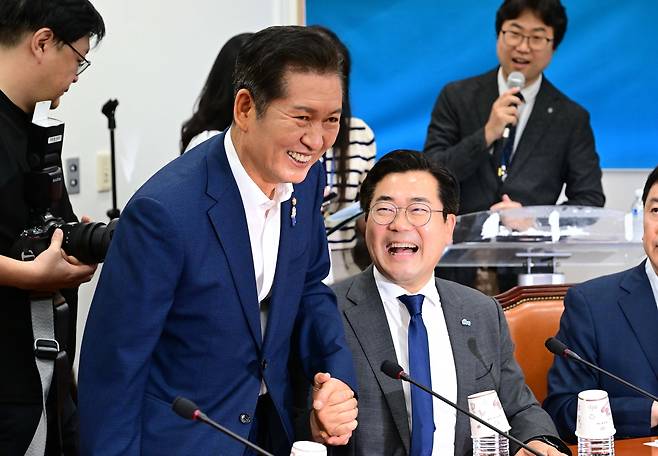 박찬대(오른쪽)·정청래 더불어민주당 대표 후보자가 2일 오후 서울 여의도 국회에서 열린 검찰개혁 토론회에 참석해 밝게 웃고 있다. 이상섭 기자