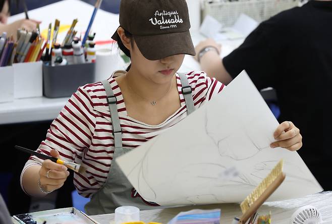 ‘2025 전국 고교생 아트앤디자인 실기대회’에서 한 학생이 그림을 그리고 있는 모습. 기사 내용과는 무관. [연합]