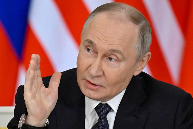 블라디미르 푸틴 러시아 대통령이 지난 5월 14일(현지시간) 러시아 모스크바 크렘린궁에서 열린 회담 후 안와르 말레이시아 총리와의 공동 미디어 성명에서 연설하고 있다. [로이터]