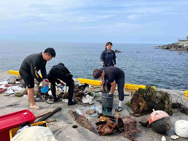 지난 6월 27일 경북 울릉도에서 진행된 환경재단 ‘2025 바다쓰담 캠페인’에 참여한 관계자들이 쓰레기를 정리하고 있다.[환경재단 제공]