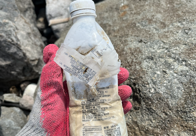 울릉도에서 수집한 해양쓰레기 더미에서 발견된 중국산 쓰레기.[환경재단 제공]