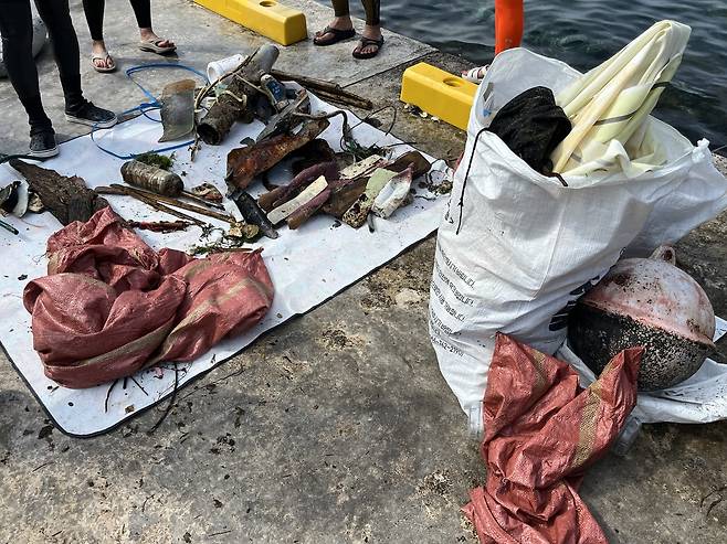 지난 6월 27일 경북 울릉도에서 진행된 환경재단 ‘2025 바다쓰담 캠페인’에 참여한 관계자들이 모은 쓰레기.[환경재단 제공]