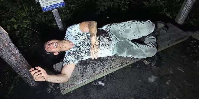 [뉴시스] 인천 계양산에 오른 유튜버. (출처=유튜브 '이충근') *재판매 및 DB 금지