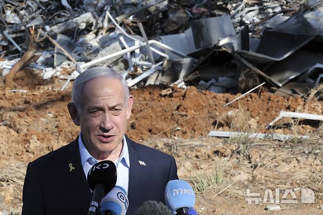 [레호보트=AP/뉴시스] 베냐민 네타냐후 이스라엘 총리가 지난 6월20일(현지 시간) 이스라엘 레호보트에서 이란의 미사일 공격을 받은 와이즈만 과학연구소를 방문해 성명을 발표하고 있다. 2025.07.02.