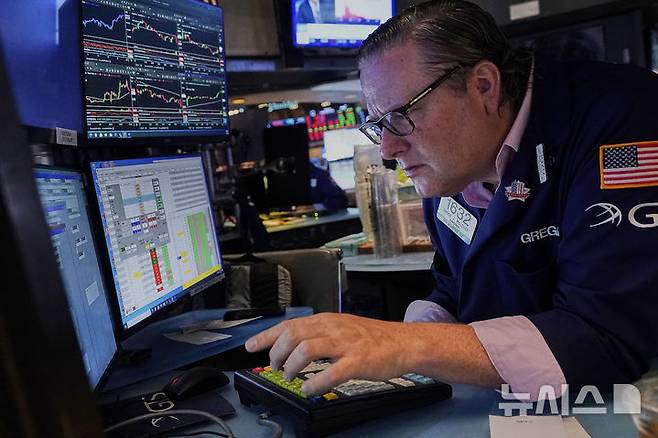 [뉴욕=AP/뉴시스]1일(현지 시간) 뉴욕증권거래소(NYSE)에서 스페셜리스트 그레그 멀로니가 업무를 보고 있다. 2025.07.02.