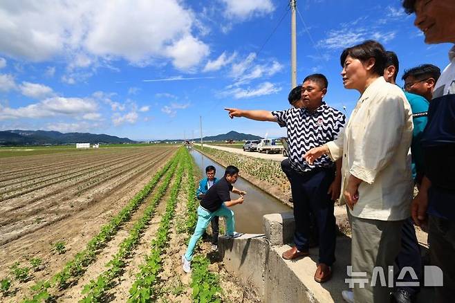 [세종=뉴시스]송미령 농림축산식품부 장관이 29일 전북 부안군 행안면의 논콩 전문생산단지를 방문해 농업인들의 의견을 듣고 있다. (사진=농림축산식품부 제공)