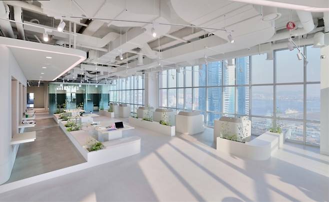 [부산=뉴시스] 부산 동구 아스티 호텔 24층에 문을 연 부산 워케이션 거점센터. (사진=부산시 제공) *재판매 및 DB 금지