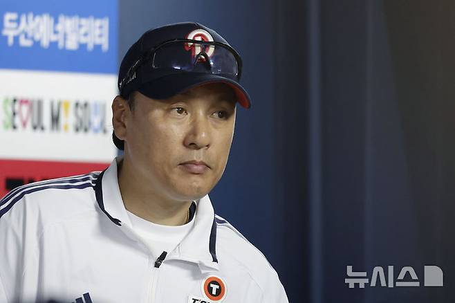 [서울=뉴시스] 최동준 기자 = 20일 서울 송파구 잠실야구장에서 열린 2025 KBO리그 SSG 랜더스와 두산 베어스의 경기, 5-3으로 패한 두산 이승엽 감독이 경기장을 나서고 있다. 2025.05.20. photocdj@newsis.com