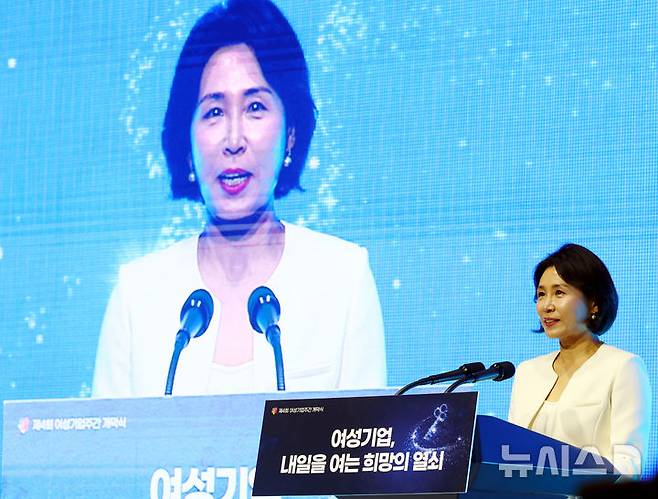 [서울=뉴시스] 박주성 기자 = 이재명 대통령 부인 김혜경 여사가 1일 서울 중구 서울신라호텔 2층 다이너스티 홀에서 열린 제4회 여성기업주간 개막식에 참석해 축사를 하고 있다. 2025.07.01. park7691@newsis.com