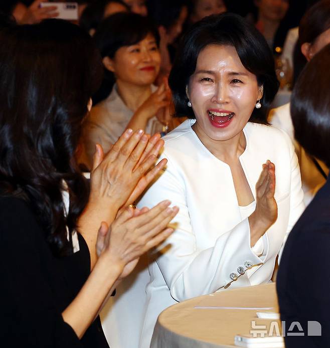 [서울=뉴시스] 박주성 기자 = 이재명 대통령 부인 김혜경 여사가 1일 서울 중구 서울신라호텔 2층 다이너스티 홀에서 열린 제4회 여성기업주간 개막식에 참석해 어린이 합창단의 공연을 관람하며 환하게 웃고 있다. 2025.07.01. park7691@newsis.com