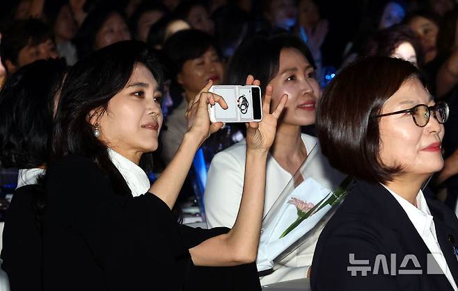 [서울=뉴시스] 박주성 기자 = 이부진 호텔신라 사장이 1일 서울 중구 서울신라호텔 2층 다이너스티 홀에서 열린 제4회 여성기업주간 개막식에 참석해 어린이 합창단 공연을 핸드폰으로 촬영하고 있다. 2025.07.01. park7691@newsis.com