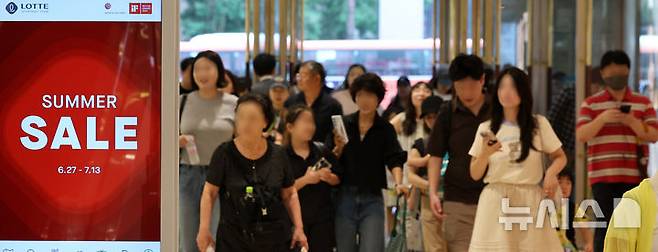 [서울=뉴시스] 이영환 기자 = 백화점 업계가 여름 휴가철을 앞두고 정기 세일에 들어간 지난달 27일 오전 서울 중구 롯데백화점 본점에 세일 안내 문구가 표시되고 있다. 2025.06.27. 20hwan@newsis.com