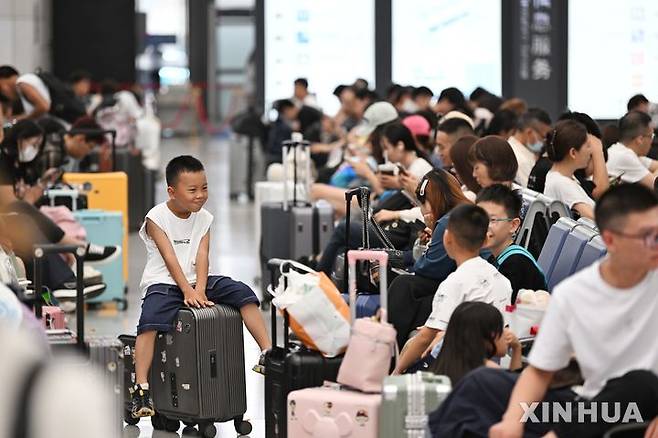 [톈진=신화/뉴시스] 1일 중국 철도당국은 이날부터 8월 31일까지 약 두 달간 여름휴가 특별 운송 기간을 운영한다고 밝히면서 철도를 이용해 이동하는 인원은 총 9억5300만 명에 이를 것으로 전망했다. 이날 톈진의 한 기차역이 사람들로 가득찬 모습. 2025.07.02