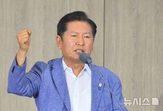 [청주=뉴시스] 서주영 기자 = 정청래 더불어민주당 당대표 예비후보가 29일 오후 충북 청주시 오스코에서 열린 더민주전국혁신회의 2025 전국대회에서  인사말을 하고 있다. 2025.06.29. juyeong@newsis.com