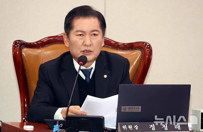 [서울=뉴시스] 조성봉 기자 = 정청래 국회 법사위원장이 11일 오전 서울 여의도 국회 법제사법위원회 전체회의에서 열린 비상계엄 현안질의에서 심우정 검찰총장의 출석을 요구하는 발언을 하고 있다. 2024.12.11.  suncho21@newsis.com