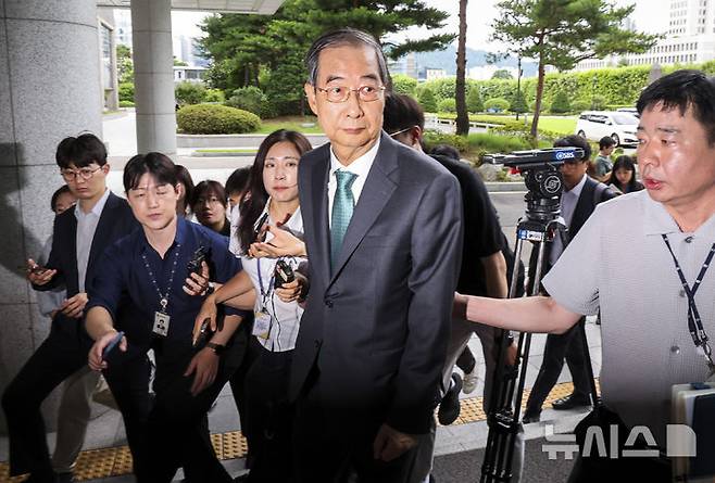 [서울=뉴시스] 조성우 기자 = 한덕수 전 국무총리가 2일 서울 서초구 서울고검에 마련된 내란특검 사무실에 조사를 받기 위해 출석하고 있다. 2025.07.02. xconfind@newsis.com