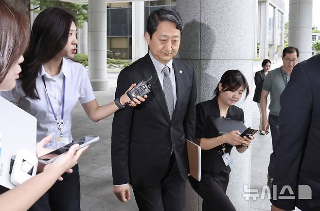 [서울=뉴시스] 조성우 기자 = 안덕근 산업통상자원부 장관이 2일 서울 서초구 서울고검에 마련된 내란특검 사무실에 조사를 받기 위해 출석하고 있다. 2025.07.02. xconfind@newsis.com
