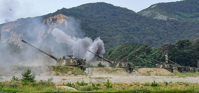 [서울=뉴시스] K9 자주포가 2024년 9월5일 인천 옹진군 백령도와 연평도 일대에서 서북도서방위사령부 주관으로 진행된 해상사격훈련을 하고 있다. (사진=뉴시스 DB). photo@newsis.com *재판매 및 DB 금지