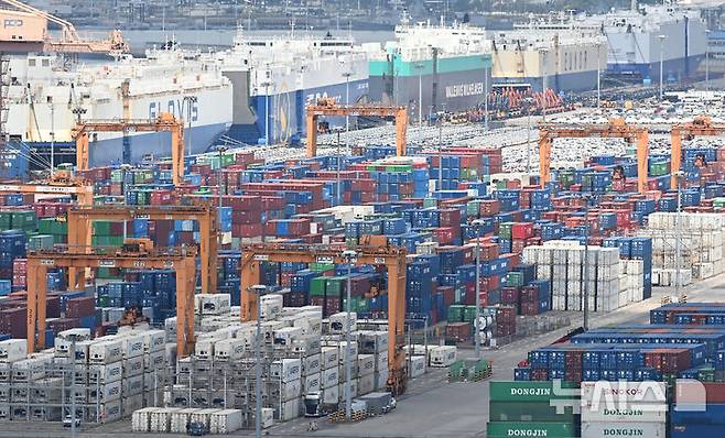 [평택=뉴시스] 김종택 기자 = 도널드 트럼프 미국 대통령이 다음 달 8일 종료되는 상호관세 유예 기간을 연장하지 않겠다고 29일(현지시간) 밝혔다. 트럼프 대통령은 관세 협상의 대상이 되는 모든 국가에 10~50%의 관세를 부과하는 내용의 서한을 보낼 예정이라고도 덧붙였다. 사진은 30일 경기 평택시 포승읍 평택항에 컨테이너가 쌓여있는 모습. 2025.06.30. jtk@newsis.com