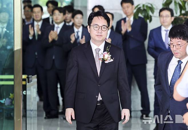 [서울=뉴시스] 홍효식 기자 = 심우정 전 검찰총장이 2일 서울 서초구 대검찰청을 떠나고 있다. 2025.07.02. yesphoto@newsis.com