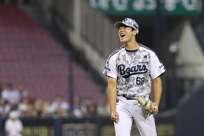 [서울=뉴시스] 프로야구 두산 베어스 정수빈(왼쪽)이 6월26일 서울 잠실구장에서 열린 2025 신한 쏠뱅크 KBO리그 SSG 랜더스와의 경기에서 아웃카운트를 잡은 뒤 포효하고 있다. (사진=두산 베어스 제공) 2025.06.26. *재판매 및 DB 금지
