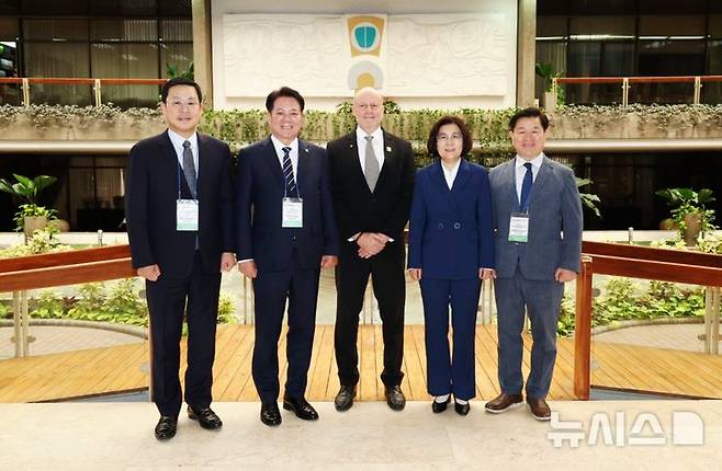 [안성·안양·광명=뉴시스] 한국 지방정부 대표단과 스테판 브루너 코스타리카 제1부통령이 면담후 기념사진을 찍고 있는 모습 (사진=안성시 제공) 2025.07.02.photo@newwsis.com
