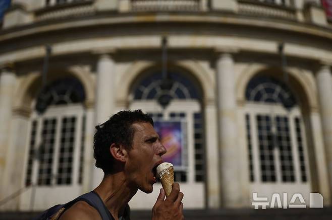 <font style="vertical-align: inherit;"><font style="vertical-align: inherit;">[렌=AP/뉴시스] 폭염이 이어진 1일(현지 시간) 프랑스 서부 렌에서 한 남성이 아이스크림을 먹고 있다. 2025.07.02.</font></font>