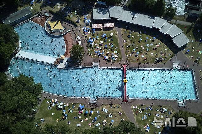 [프랑크푸르트=AP/뉴시스] 1일(현지 시간) 독일 프랑크푸르트에서 무더운 날씨 속에 수영장을 찾은 시민들이 물놀이를 하며 더위를 식히고 있다. 2025.07.02.