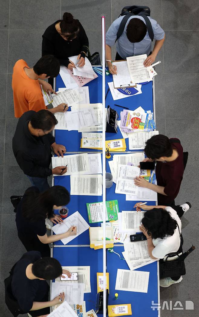 [서울=뉴시스] 김선웅 기자 = 26일 서울 강서구 마곡 서울창업허브엠플러스에서 열린 2025 강서구 취업박람회에서 구직자들이 이력서를 작성하고 있다.해당 사진은 기사 내용과 관련 없습니다. 2025.06.26. mangusta@newsis.com