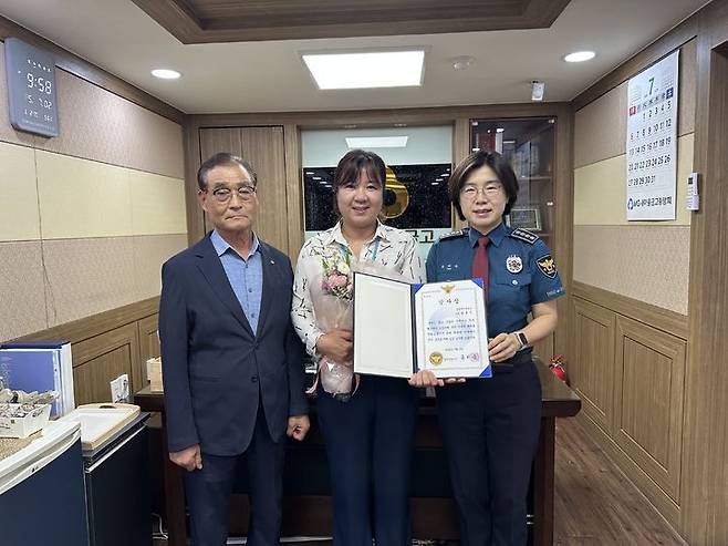 [합천=뉴시스] 합천경찰서, 새마을금고 은행직원에 감사장 전달 (사진=합천군 제공) 2025. 07. 02. photo@newsis.com *재판매 및 DB 금지