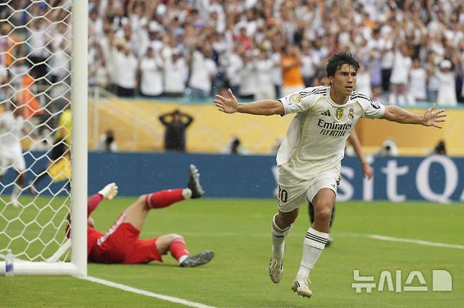 [마이애미가든스=AP/뉴시스] 레알 마드리드(스페인)의 곤살로 가르시아가 1일(현지 시간) 미 플로리다주 마이애미가든스 하드록 스타디움에서 열린 2025 국제축구연맹(FIFA) 클럽 월드컵 16강전 유벤투스(이탈리아)와의 경기 후반 9분 선제골을 넣고 환호하고 있다. 레알 마드리드가 1-0으로 승리하고 8강에 올랐다. 2025.07.02.