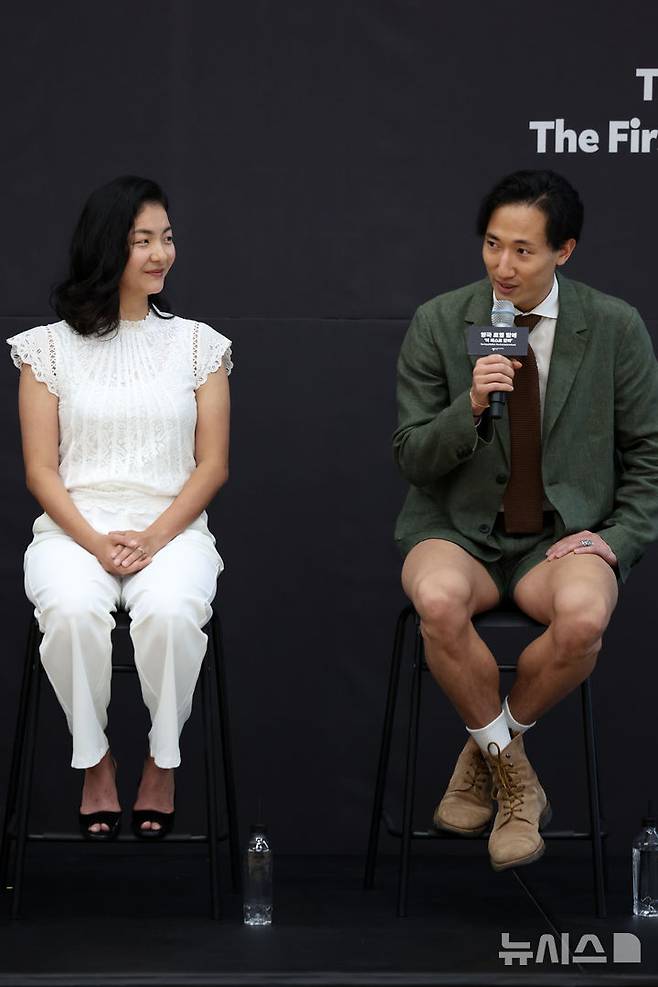 [서울=뉴시스] 박진희 기자 = 영국 왕립 발레단 로열 발레 솔로이스트 최유희, 전준혁이 2일 서울 강서구 LG아트센터에서 '더 퍼스트 갈라' 기자간담회를 하고 있다. 2025.07.02. pak7130@newsis.com