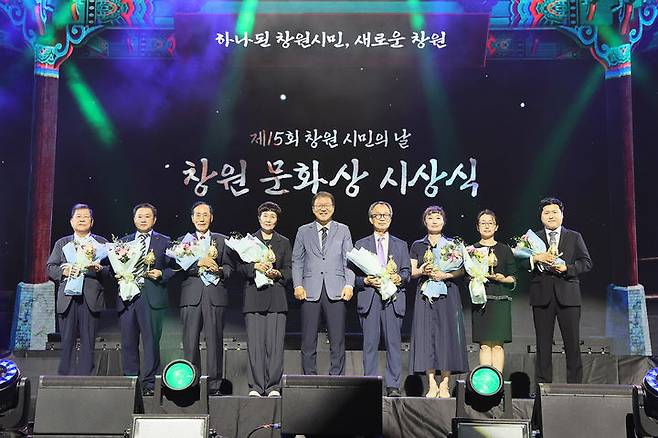 [창원=뉴시스] 강경국 기자 = (왼쪽부터) 최충경 경남스틸㈜ 회장, 전진효 마산대 교수, 이종호 경남태권도협회 상임고문, 김명희 전 창원문인협회장, 장금용 창원시장 권한대행, 조현판 한메서예연구원장, 최재연 금강노인복지관 한국무용강사, 이미숙 국립창원대학교 교수, 최성진 따가다가 아트 컴퍼니 대표. (사진=창원시청 제공). 2025.07.02. photo@newsis.com *재판매 및 DB 금지