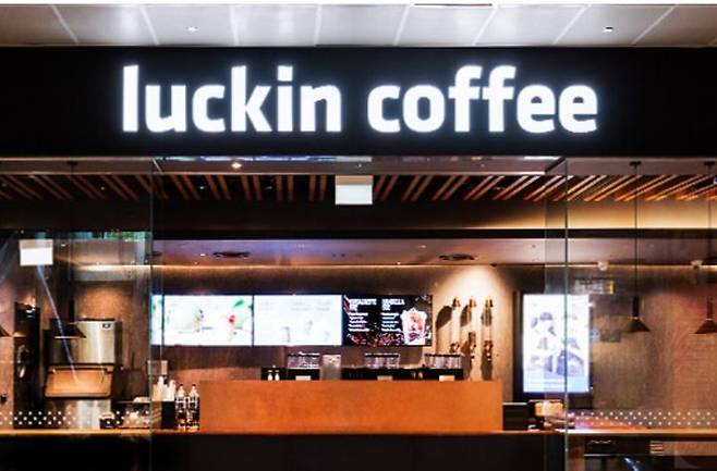 [서울=뉴시스] ﻿﻿최근 미국 시장에 재진입한 중국 토종 커피 브랜드 루이싱커피가 미국 현지에서는 초저가 전략을 쓰지 않을 것으로 알려졌다. 루이싱 커피 매장 모습. 2025.07.02 *재판매 및 DB 금지