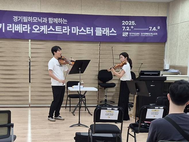 [수원=뉴시스] 이병희 기자 = 경기필하모닉 성인선 수석단원(비올라)이 2일 경기아트센터에서 경기 리베라오케스트라 신예찬 단원과 비올라 수업을 진행하고 있다. 2025.07.02. iambh@newsis.com *재판매 및 DB 금지