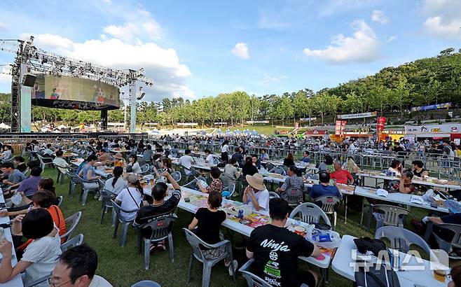 [대구=뉴시스] 이무열 기자 = 2일 대구 달서구 두류공원 2.28 자유광장에서 열린 ‘2025 대구 치맥 페스티벌’을 찾은 시민들이 시원한 맥주와 치킨을 먹으며 축제를 즐기고 있다. 2025.07.02. lmy@newsis.com