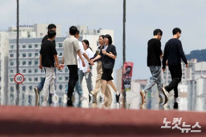 전국 대부분 지역에 폭염특보가 발효된 1일 서울 여의대로에 지열로 인한 아지랑이가 피어오르고 있다. 기상청에 따르면 이날 전국 대부분의 지역에 폭염특보가 발효돼 무더운 날씨가 계속되겠다고 밝혔다. 서울은 이틀째 열대야가 나타났다. 박종민 기자