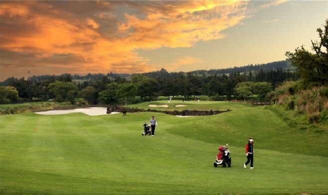 골퍼를 뒤따르고 있는 로봇캐디. 아덴힐리조트앤골프클럽 제공