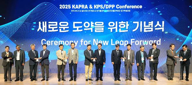 김영록 전라남도지사가 2일 나주 한국에너지공과대학교에서 열린 '한국가속기 및 플라즈마 연구협회·한국물리학회 플라즈마 분과 정기 학술대회'에 참석해 주요 내빈들과 세리머니를 하고 있다. 전라남도 제공