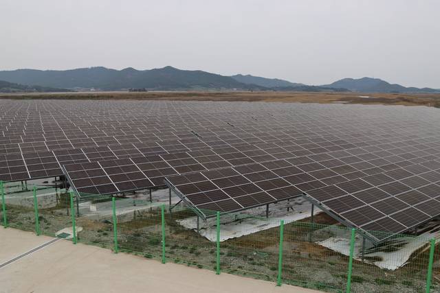 이재명 정부가 재생에너지 중심의 에너지 전환을 본격화하면서, 태양광 발전 수익을 주민과 나누는 ‘햇빛연금’이 농촌 정책의 새로운 화두로 떠올랐다. ‘햇빛연금’ 대표 모델인 전남 신안에서는 정책에 대한 주민 만족도가 여전히 높다. 사진은 전남 신안군 안좌면에 있는 안좌쏠라시티 태양광발전소.