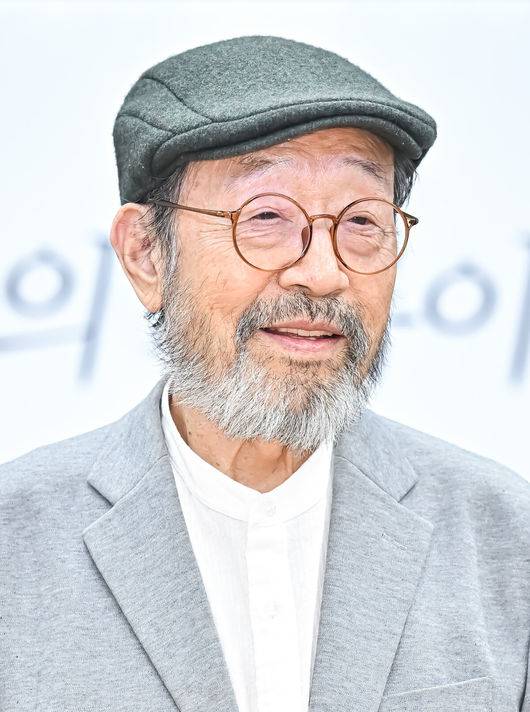 ㅊ[OSEN=박준형 기자] 9일 오전 서울 종로구 동승동 예술가의 집에서 연극 '고도를 기다리며' 기자간담회가 진행됐다.‘고도를 기다리며’는 아일랜드 출신 극작가 사무엘 베케트의 대표작이다. 에스트라공(고공)과 블라디미르(디디)라는 두 방랑자가 실체가 없는 인물 ‘고도’(Godot)를 하염없이 기다리는 내용을 그린 희비극이다. 이번 공연은 신구, 박근형, 박정자, 김학철, 김리안 등이 출연한다.배우 신구가 포즈를 취하고 있다. . / soul1014@osen.co.kr