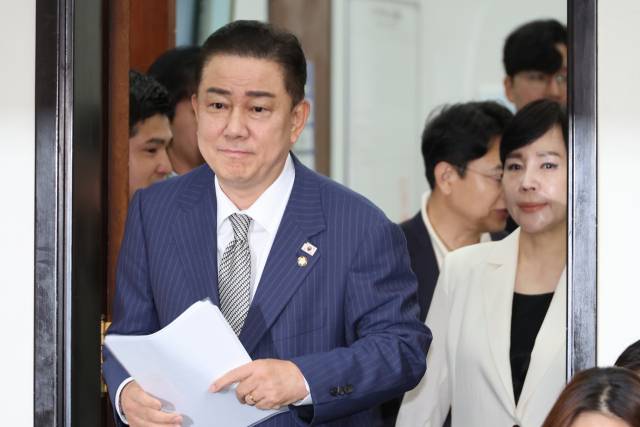 ▲더불어민주당 김병기 당대표 직무대행 겸 원내대표가 2일 서울 여의도 국회에서 열린 최고위원회의에 참석하고 있다. ⓒ연합뉴스