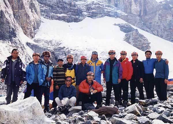 2003년 가을 굴갈포리 베이스캠프. 맨 우측 양학술 이사.