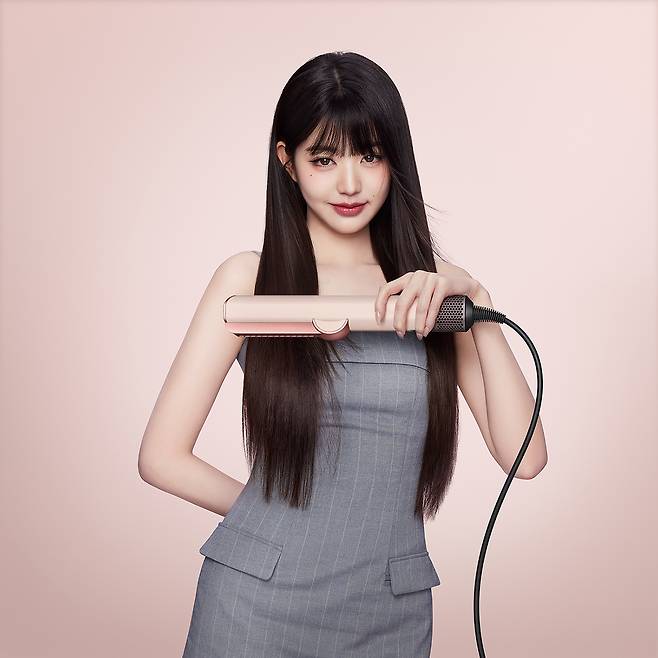 ‘에어스트레이트 스트레이트너’ 세라믹 핑크·로즈 골드를 들고 있는 다이슨코리아 헤어 디바이스 앰배서더 장원영. 다이슨코리아 제공